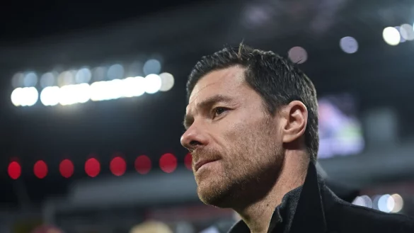 Leverkusens Trainer Xabi Alonso kommt im Stadion an. - &copy; Marius Becker/dpa