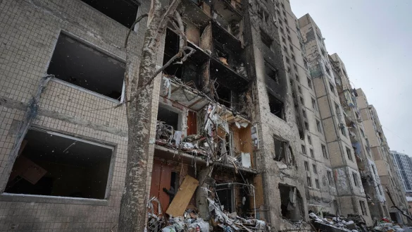 Ein Wohnhaus in Kiew, das bei einem russischen Angriff schwer beschädigt wurde. - © Efrem Lukatsky/AP/dpa