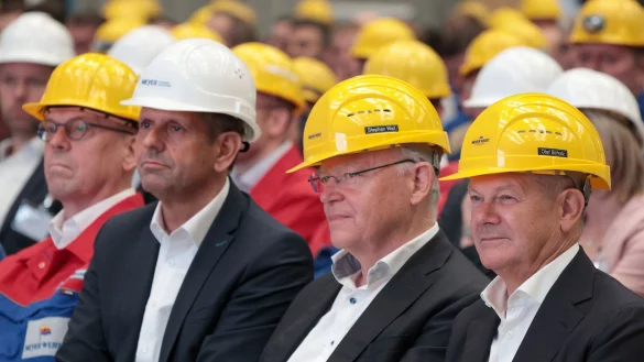 Bund und Land hatten der angeschlagenen Meyer Werft die Rettung im August in Papenburg zugesagt. (Archivbild) - &copy; Markus Hibbeler/dpa