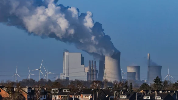Dampf steigt aus dem RWE Braunkohlekraftwerk Neurath. - &copy; Oliver Berg/dpa