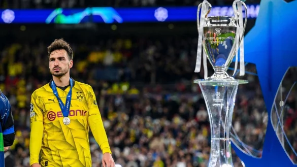Dortmunds Mats Hummels geht bei der Siegerehrung am Pokal der UEFA Champions League vorbei. - &copy; Tom Weller/dpa