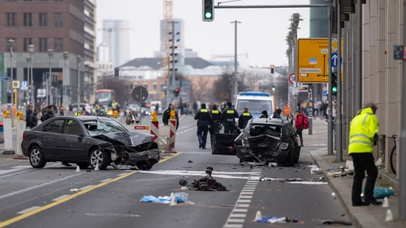 Polizisten an der Unfallstelle auf der Leipziger Stra&szlig;e in Berlin. - &copy; Christophe Gateau/dpa