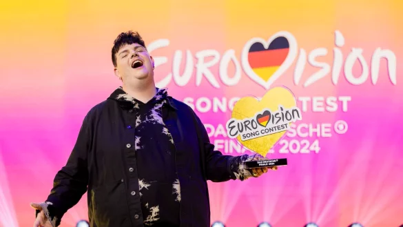 Isaak, Gewinner des deutschen ESC-Vorentscheids, steht am Ende des Eurovision Song Contest. - &copy; Christoph Soeder/dpa