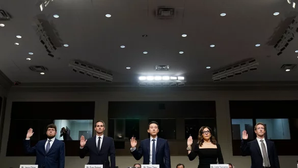 Mark Zuckerberg (Meta, v.r.), Linda Yaccarino (X), Shou Zi Chew (TikTok), Evan Spiegel (Snap) und Jason Citron (Discord) zu Beginn der Anhörung in Washington. - © Susan Walsh/AP/dpa