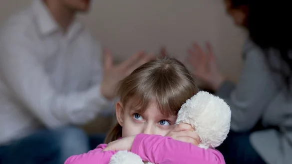 Ein Streit vor Kindern passiert schon mal. Aber Eltern sollten dennoch respektvoll agieren und zeigen, dass man sich trotzdem lieb hat. - &copy; Silvia Marks/dpa-tmn