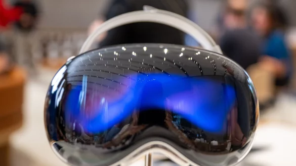 Die Vision Pro hat ein ein Display auf der Vorderseite, das auch die Augen der Person, die sie tr&auml;gt, anzeigen kann. - &copy; Monika Skolimowska/dpa