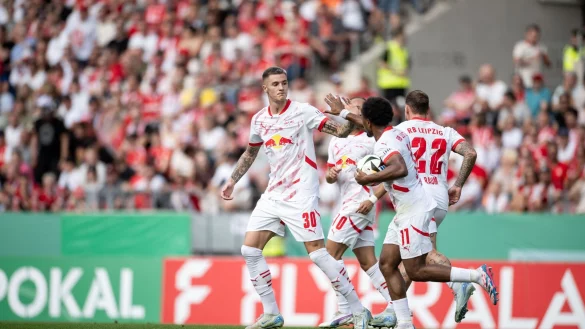 Die Spieler von RB-Leipzig feiern den Sieg bei Rot-Weiss Essen. - &copy; Fabian Strauch/dpa