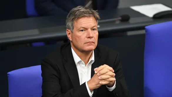 Manche Gr&uuml;ne fragen sich, ob eine Kanzlerkandidatur angesichts von Umfragewerten um die zehn Prozent &uuml;berhaupt realistisch ist. Bundeswirtschaftsminister Robert Habeck sagt, das solle auf dem Bundesparteitag Mitte November gekl&auml;rt werden. - &copy; Anna Ross/dpa