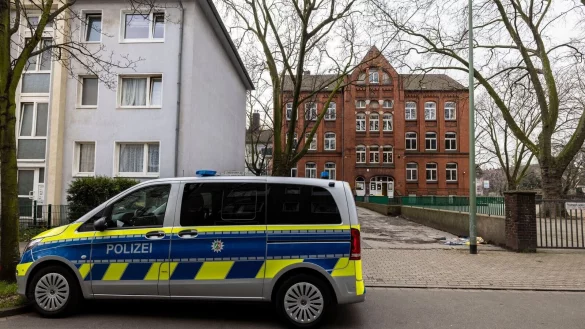 Ein Fahrzeug der Polizei steht vor der etwa 300 Meter vom Tatort entfernt gelegenen Schule, in die die Kinder nach dem Angriff gefl&uuml;chtet waren. - &copy; Christoph Reichwein/dpa