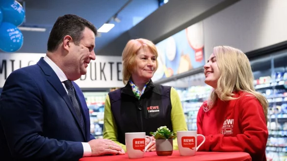Bundesarbeitsminister Hubertus Heil (l.) in Berlin mit Olena Antonova (M) und Anhelina Kirnadz (r), die aus der Ukraine gefl&uuml;chtet sind und nun bei Rewe arbeiten. - &copy; Bernd von Jutrczenka/dpa