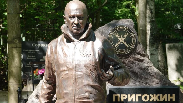 Auf dem Grab des russischen Unternehmers Jewgeni Prigoschin steht eine fast lebensgro&szlig;e Figur als Denkmal zur Erinnerung an den Gr&uuml;nder der Privatarmee Wagner. - &copy; Ulf Mauder/dpa