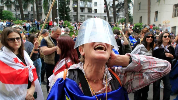 Menschen protestieren Ende Mai vor dem Parlamentsgeb&auml;ude in Tiflis gegen das Gesetz &uuml;ber ausl&auml;ndische Einflussnahme. - &copy; Shakh Aivazov/AP/dpa