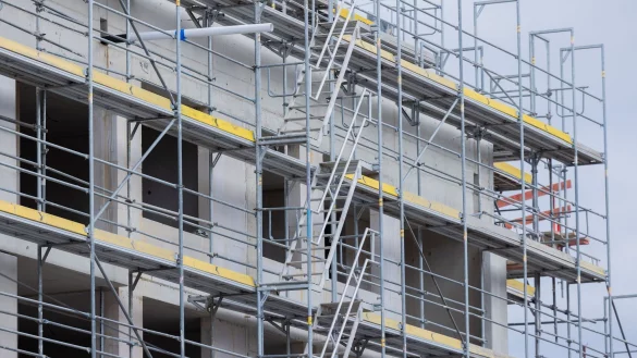 Ein Rohbau eines Mehrfamilienhauses mit Mietwohnungen steht in K&ouml;ln. - &copy; Rolf Vennenbernd/dpa/Symbolbild