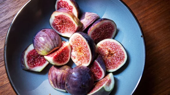 Im Inneren gelb bis r&ouml;tlich, die Schale au&szlig;en meist gr&uuml;n bis dunkelviolett: Reife Feigen haben ein s&uuml;&szlig;es, fruchtiges Aroma. Sie sind genau richtig, wenn sie auf Druck leicht nachgeben. - &copy; Bernd Diekjobst/dpa-tmn