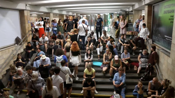 Alltag im Krieg: Menschen suchen Zuflucht in der U-Bahn. - &copy; -/ukrin/dpa