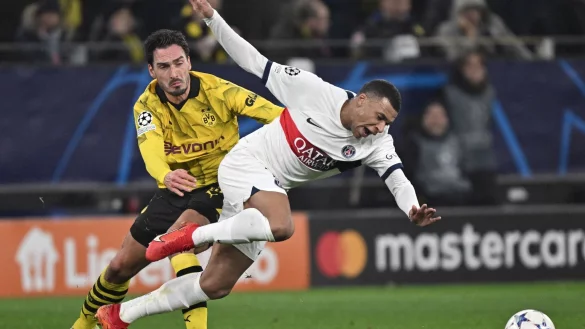 Dortmunds Abwehrspieler Mats Hummels (l) und Paris\' St&uuml;rmer Kylian Mbapp&eacute; in Aktion. - &copy; Bernd Thissen/dpa