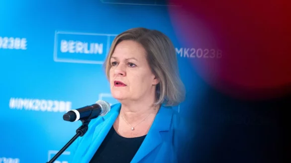 «Wir wollen vor allem Gewalttäter früh erkennen und stoppen»: Nancy Faeser - © Christophe Gateau/dpa