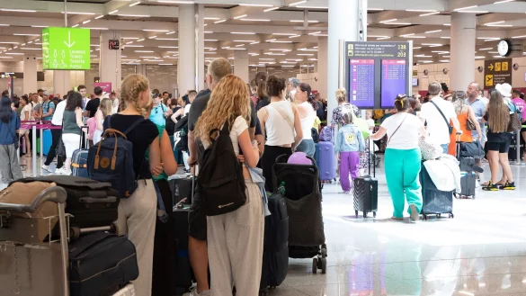 F&uuml;r die meisten Arbeitnehmer und Arbeitnehmerinnen bedeutet es puren Stress, wenn sie ungeplant am Urlaubsort festsitzen. - &copy; Clara Margais/dpa/dpa-tmn