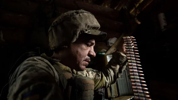 Die Lage f&uuml;r die ukrainischen Soldaten rund um Awdijiwka ist nach Einsch&auml;tzung des Generalstabs schwierig. - &copy; Evgeniy Maloletka/AP/dpa