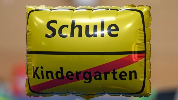 Ein Luftballon mit der Aufschrift "Schule" und einem durchgestrichenen "Kindergarten". - &copy; Robert Michael/dpa-Zentralbild/dpa/Symbolbild