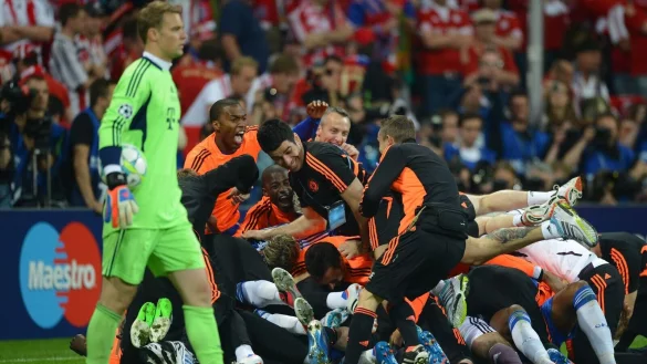Manuel Neuer nach dem verlorenen Finale 2012 in M&uuml;nchen. Im Hintergrund jubeln die Spieler des FC Chelsea. - &copy; Marcus Brandt/dpa