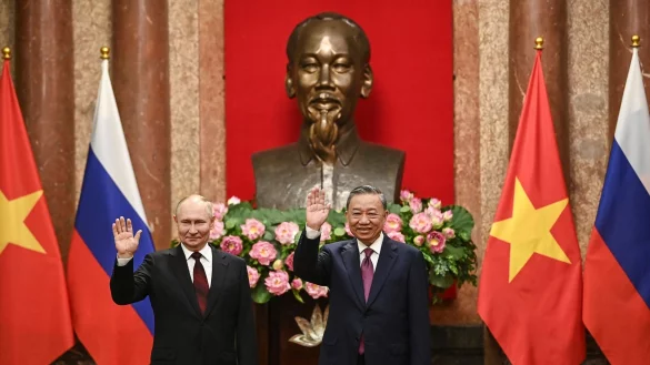 Kremlchef Wladimir Putin (l) und der vietnamesische Pr&auml;sident To Lam posieren im Pr&auml;sidentenpalast in Hanoi f&uuml;r die Fotografen. - &copy; Nhac Nguyen/Pool AFP/AP/dpa