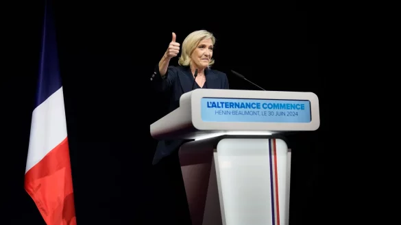 Daumen hoch: Die rechtsnationale franz&ouml;sische Politikerin Marine Le zeigt sich nach der Ver&ouml;ffentlichung erster Hochrechnungen zufrieden. - &copy; Thibault Camus/AP/dpa