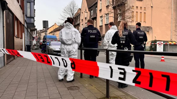 Beamte stehen an einem abgesperrten Tatort. - &copy; Justin Brosch/dpa