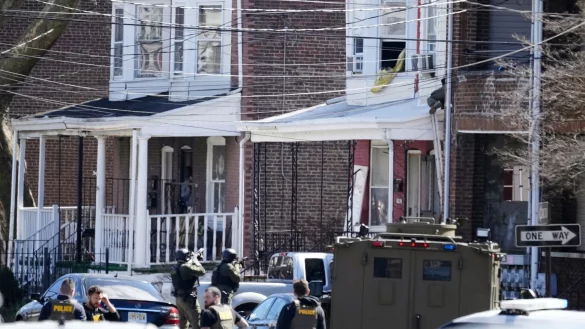 Polizisten umstellen das Haus in Trenton, in dem sich der mutma&szlig;liche T&auml;ter mit seinen Geiseln verschanzt hat. - &copy; Matt Rourke/AP/dpa