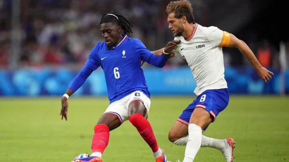 Gladbachs Silbermedaillengewinner Manu Kone (l) - &copy; Daniel Cole/AP/dpa