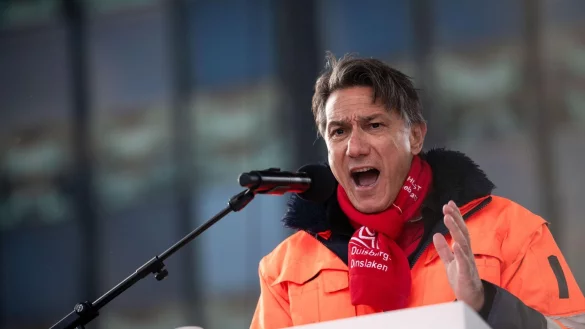 Tekin Nasikkol, Betriebsratsvorsitzender von Thyssenkrupp, spricht w&auml;hrend einer Kundgebung in Duisburg. - &copy; Fabian Strauch/dpa/Archivbild