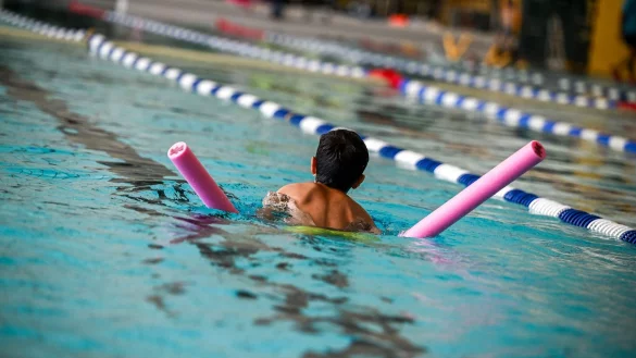 Das Kind fr&uuml;h anmelden und das Lehren den Profis &uuml;berlassen: Die DLRG empfiehlt Schwimmkurse bereits im Vorschulalter. - &copy; Jens Kalaene/dpa/dpa-tmn