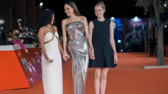 Shiloh Jolie-Pitt (r) mit ihrer Mutter Angelina Jolie und ihrer Schwester Zahara Jolie-Pitt (l) in Rom. - &copy; Domenico Stinellis/AP/dpa