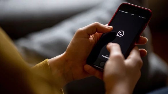 Zur Verifizierung: Im Messenger WhatsApp kann jetzt auch eine E-Mail-Adresse hinterlegt werden. - &copy; Fabian Sommer/dpa/dpa-tmn