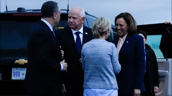 Die demokratische Pr&auml;sidentschaftskandidatin Harris und ihre Vize Tim Walz sind mit Volldampf in den Wahlkampf gestartet. - &copy; Matt Rourke/AP