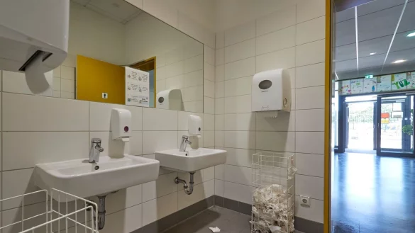 In vielen Schulen sind die Toiletten verschmutzt, besch&auml;digt und unhygienisch - was viele Kinder davon abh&auml;lt, sie zu benutzen. - &copy; J&ouml;rg Carstensen/dpa