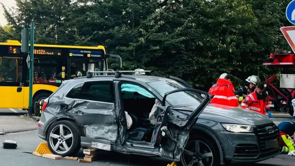 Vermutlich fuhr eines der beteiligten Fahrzeuge bei Rot über eine Kreuzung. - © Justin Brosch/dpa
