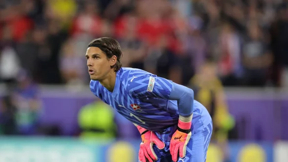 Torhüter Yann Sommer von der Schweiz in Aktion. - © Rolf Vennenbernd/dpa