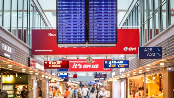 Der Flughafen in D&uuml;sseldorf ist wie viele Flugh&auml;fen weltweit von einer IT-St&ouml;rung betroffen. (Archivfoto) - &copy; Christoph Reichwein/dpa