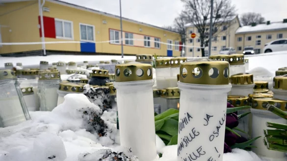 Kerzen und Blumen sind vor der in der Viertola-Schule im finnischen Vantaa aufgestellt. - &copy; Markku Ulander/Lehtikuva/dpa