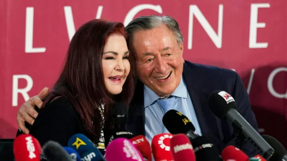 &laquo;Ich w&uuml;nschte, ich k&ouml;nnte l&auml;nger bleiben&raquo;: Priscilla Presley begleitet Richard Lugner in diesem Jahr zum Opernball. - &copy; Eva Manhart/APA/dpa