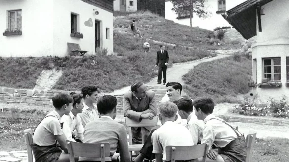 1953: Kinderdorf-Gr&uuml;nder Hermann Gmeiner unterh&auml;lt sich mit Kindern im ersten SOS-Kinderdorf. - &copy; Handout/SOS-Kinderd&ouml;rfer/dpa