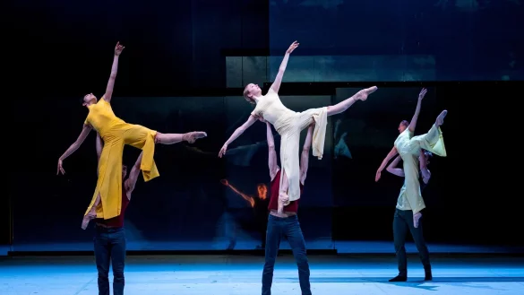 Ballettt&auml;nzer T&auml;nzerinnen und T&auml;nzer f&uuml;hren in der Hamburger Staatsoper das St&uuml;ck &laquo;Epilog&raquo; von John Neumeier auf. - &copy; Daniel Bockwoldt/dpa/Daniel Bockwoldt