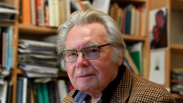 Oskar Negt im Dezember 2017 in seinem Arbeitszimmer in Hannover. - &copy; Holger Hollemann/dpa