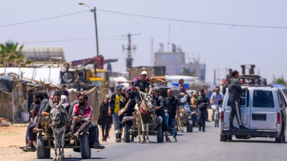 Vertriebene Pal&auml;stinenser kommen im Zentrum des Gazastreifens an, nachdem sie aus Rafah geflohen sind. - &copy; Abdel Kareem Hana/AP/dpa