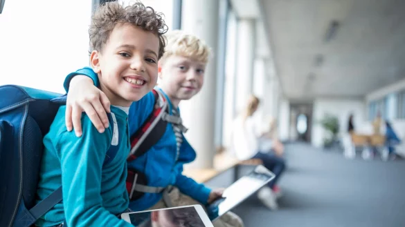 Wer schnell mit einem neuen Klassenkameraden Freundschaft schlie&szlig;t, zeigt in der Regel auch bessere Lernleistungen. - &copy; Westend61/dpa-tmn
