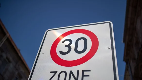 Ein Verkehrsschild weist auf eine Tempo-30-Zone hin. - © Daniel Karmann/dpa