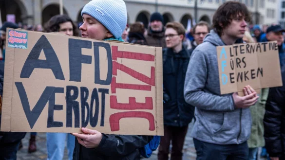 Demonstration gegen Rechtsextremismus in Rostock. - &copy; Jens B&uuml;ttner/dpa