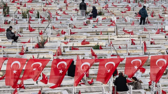 Trauernde besuchen die Gr&auml;ber von Familienmitgliedern auf einem Friedhof in Antakya. - &copy; Boris Roessler/dpa
