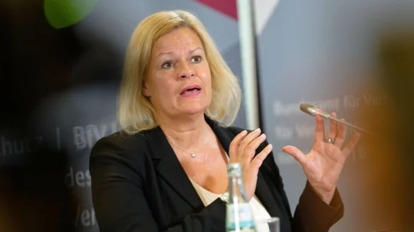 Bundesinnenministerin Nancy Faeser (SPD) &uuml;ber die L&auml;nge von Messerklingen: &laquo;Sechs Zentimeter ist okay. Das ist ein kleines Obstmesser.&raquo; - &copy; Henning Kaiser/dpa